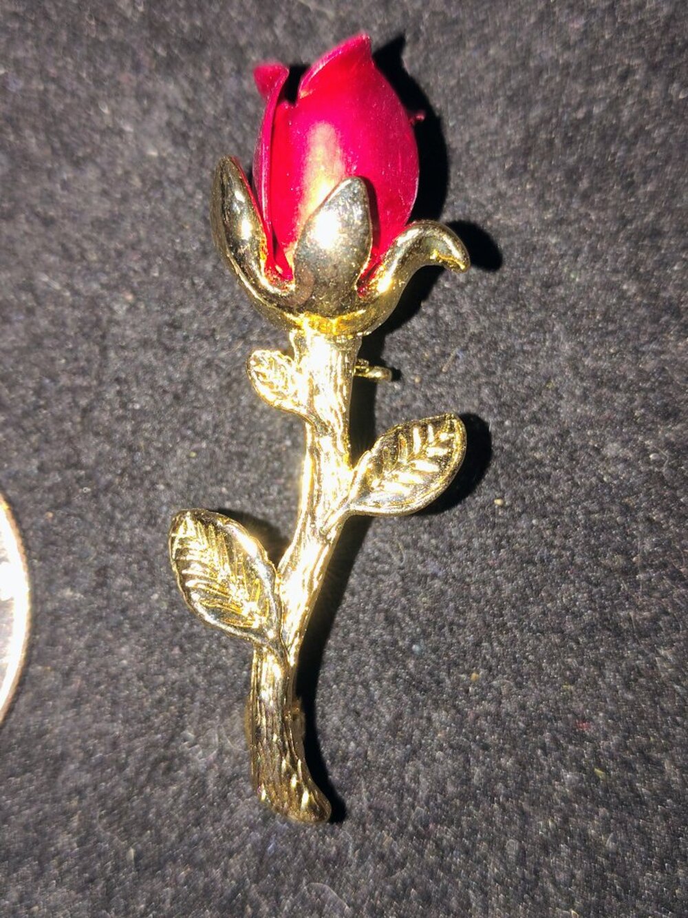 Vintage 3D Red Enamel Rosebud Brooch – Gold‑Tone Stem & Leaves – 1970s–1990s